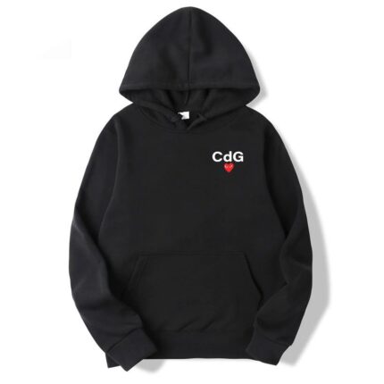 Découvrez le sweat à capuche imprimé CDG Play Heart X NEW. Un hoodie premium au design moderne, offrant confort, qualité et style streetwear pour toutes les saisons.