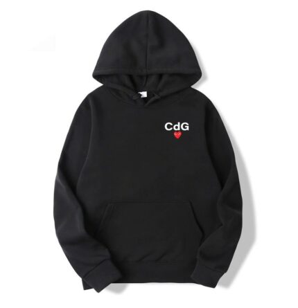 Découvrez le sweat à capuche imprimé CDG Play Heart X NEW. Un hoodie premium au design moderne, offrant confort, qualité et style streetwear pour toutes les saisons.